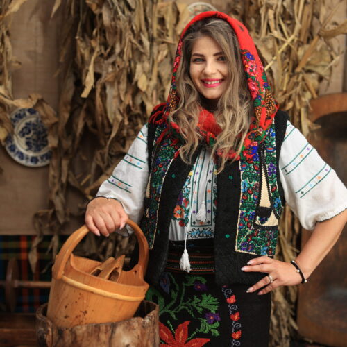 Femeie în costum popular