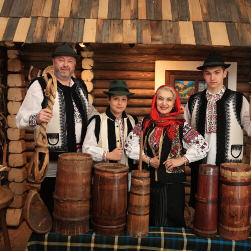 O familie în fața unei case rustice