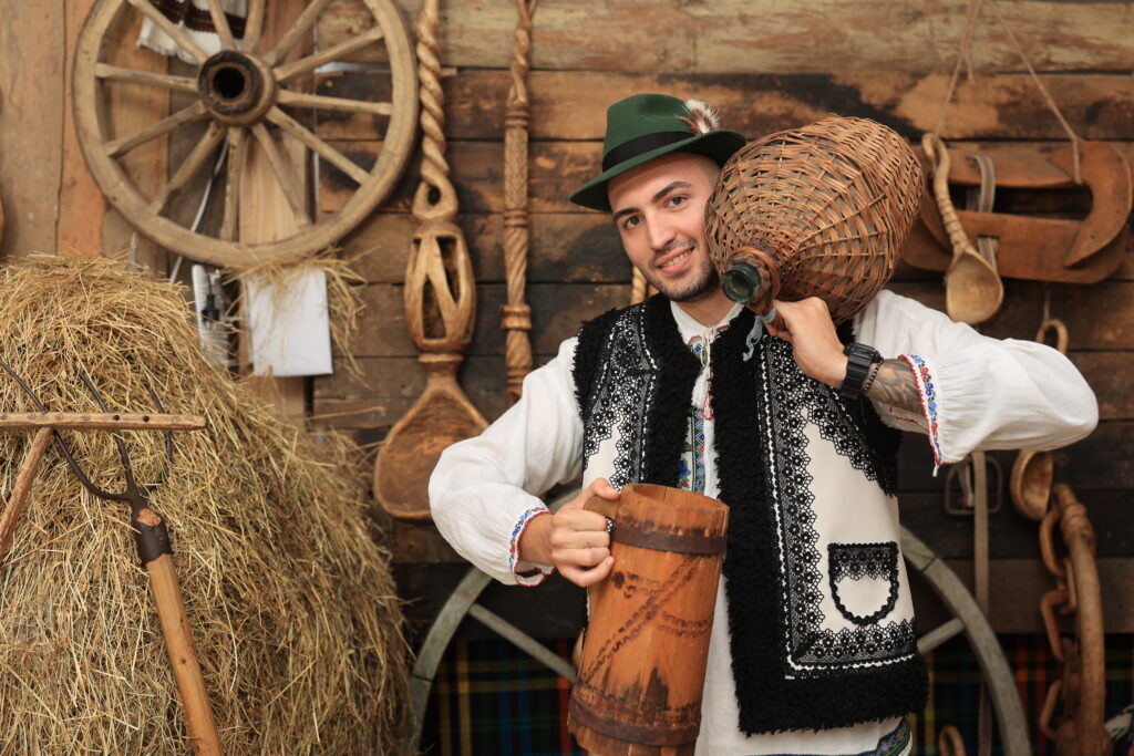 Bărbat cu damigeană și ciubăr tradițional