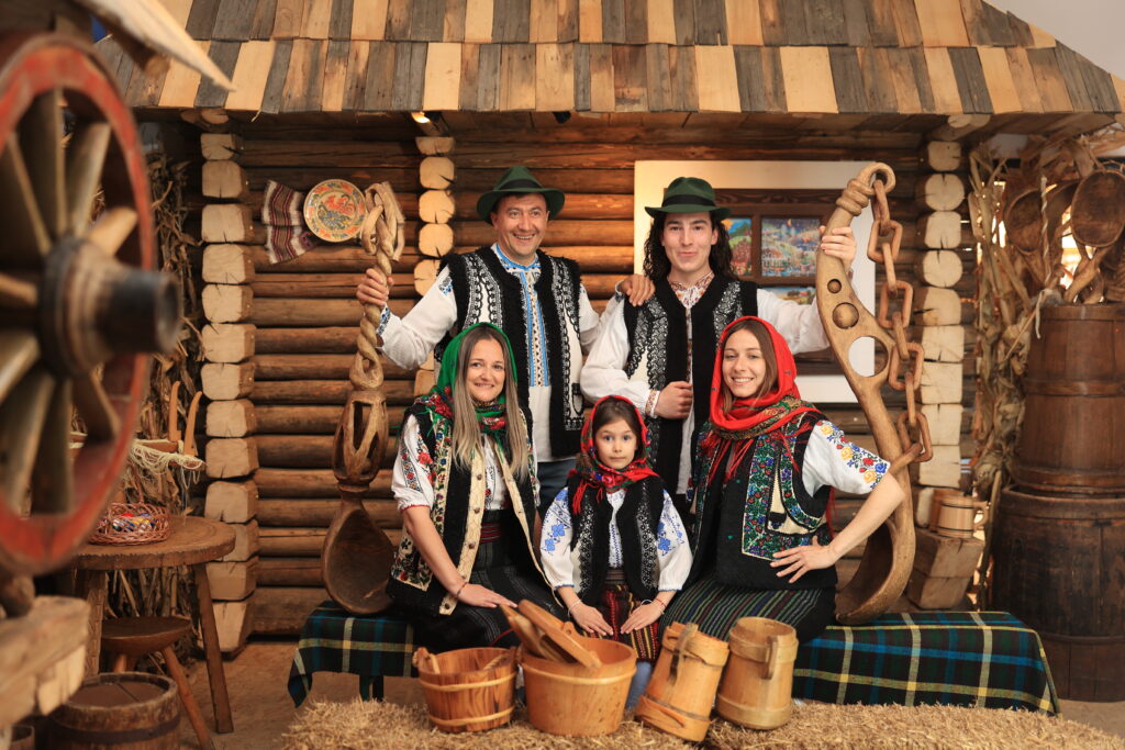 Familie bucovineană în decor rustic