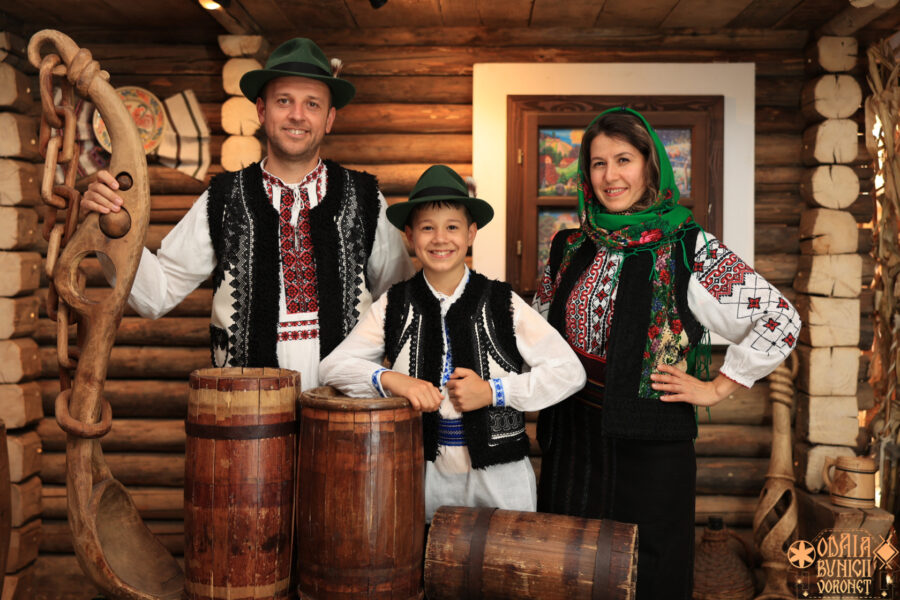 Familie în costume tradiționale din Bucovina