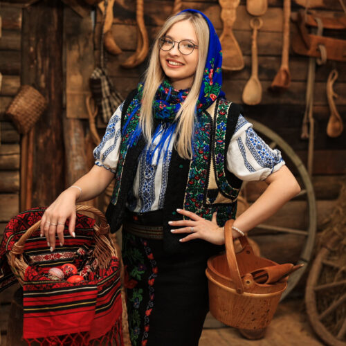 Fata în costum tradițional